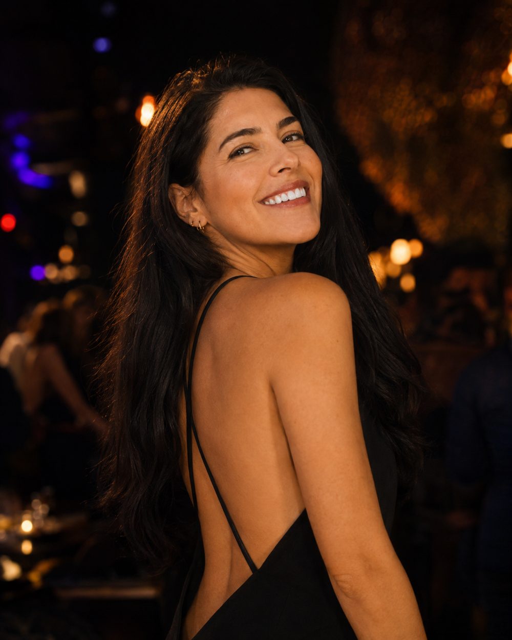 Mulher sorrindo com confiança em um evento